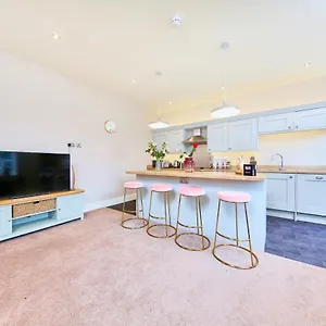 The Stylish Penthouse Of Harrogate - Sleeps 7 Apartment