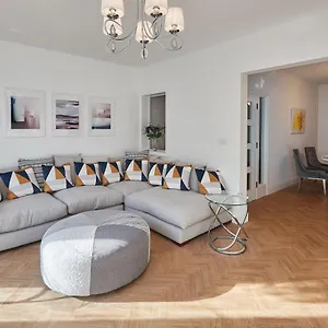 Host & - Oxford House Apartment